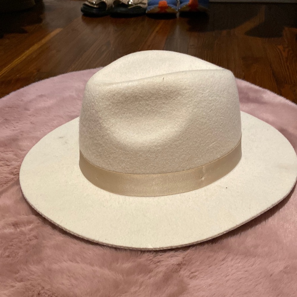 Lack of color creme hat